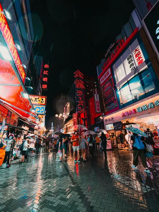 示例作品：雨夜的商业街，霓虹招牌倒映在湿漉漉的地砖上，行人撑着伞